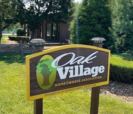 community sign with a yard