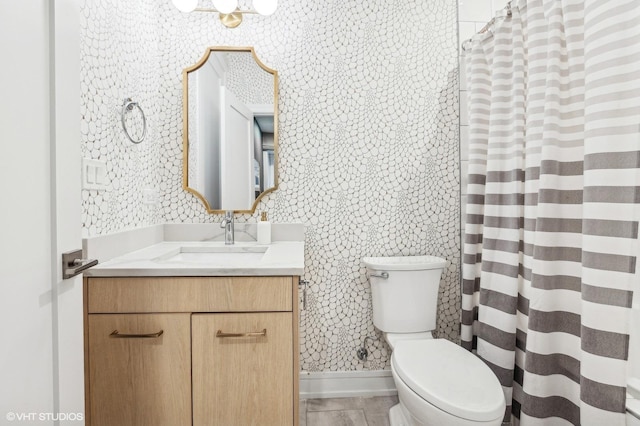 bathroom featuring a shower with shower curtain, vanity, and toilet