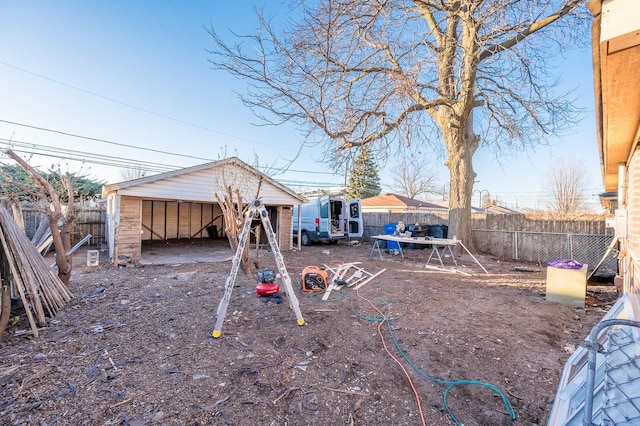 view of yard with an outdoor structure