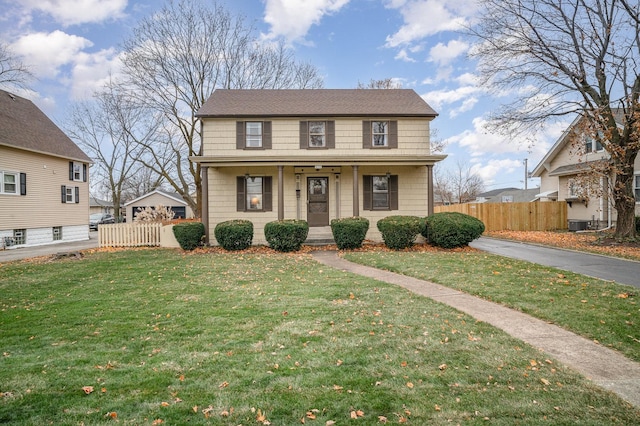 view of front of property featuring a front lawn