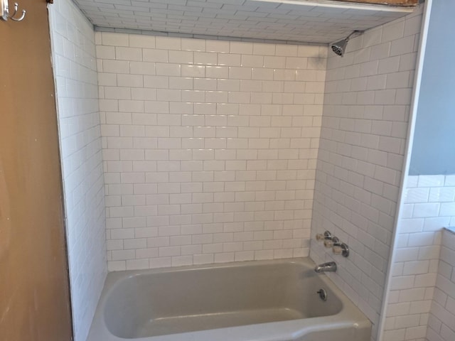 bathroom with tiled shower / bath combo