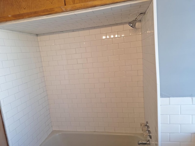 bathroom featuring tiled shower / bath