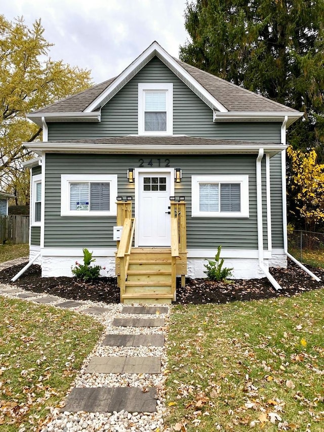 view of front facade with a front yard