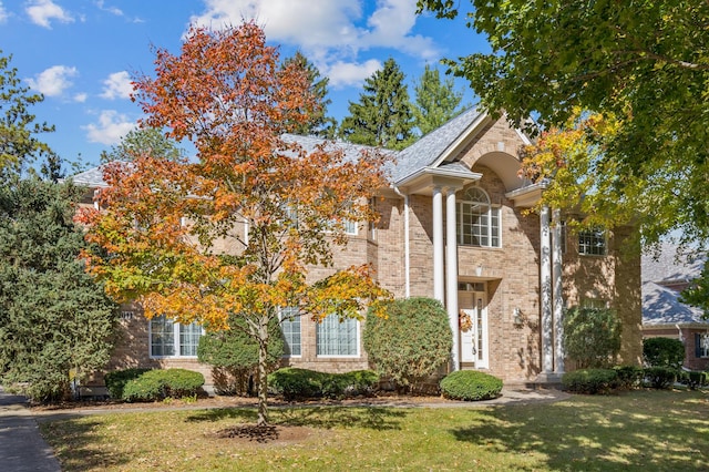 view of front facade featuring a front lawn