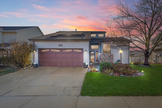 view of front of home featuring a yard and a garage