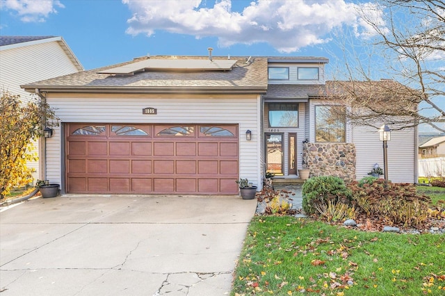 view of front facade featuring a garage