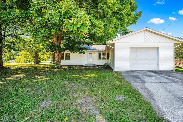 view of front facade featuring a garage and a front yard