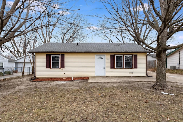 view of front of property with a front lawn