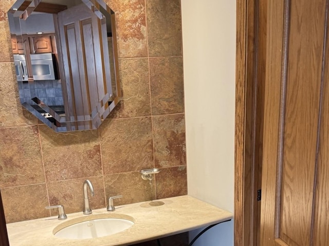 bathroom with tasteful backsplash and vanity