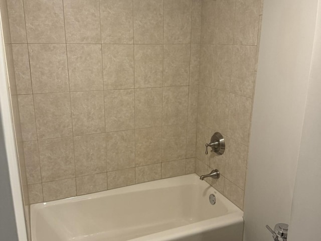 bathroom featuring tiled shower / bath combo