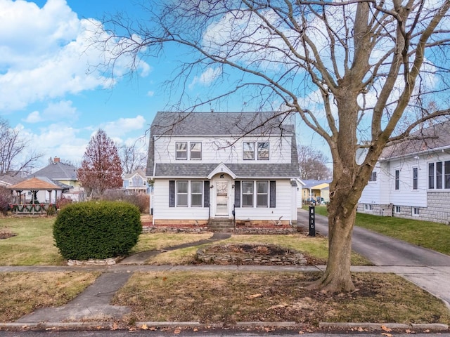 view of front of house with a front lawn