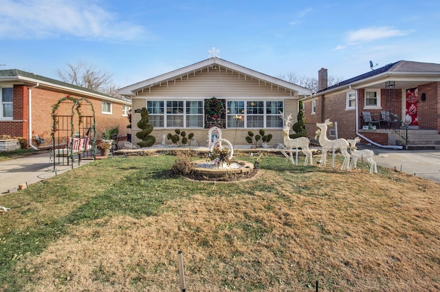 ranch-style home featuring a front lawn