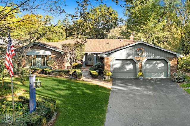 view of front of property featuring a front lawn and a garage