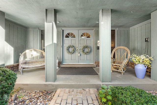 entrance to property featuring a porch