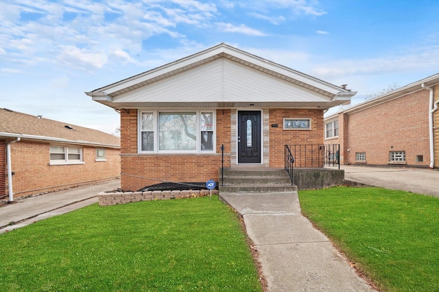 bungalow featuring a front yard