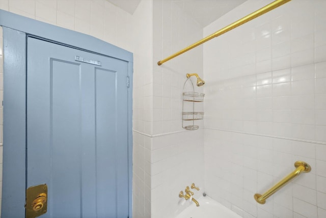 bathroom featuring tiled shower / bath combo