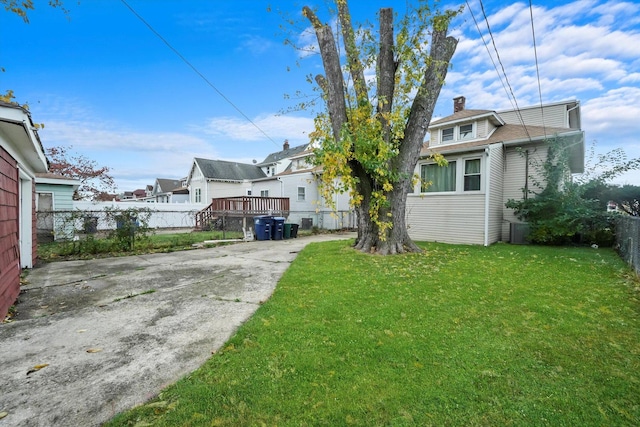 view of yard featuring a patio area