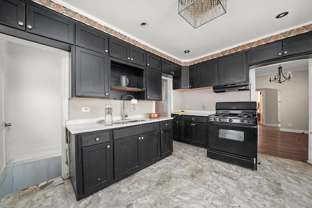 kitchen featuring black gas range, crown molding, sink, light hardwood / wood-style flooring, and a notable chandelier