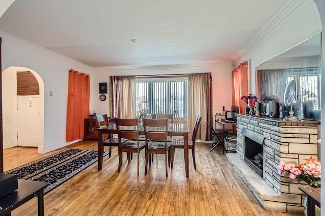 dining room with plenty of natural light, light wood-type flooring, and crown molding