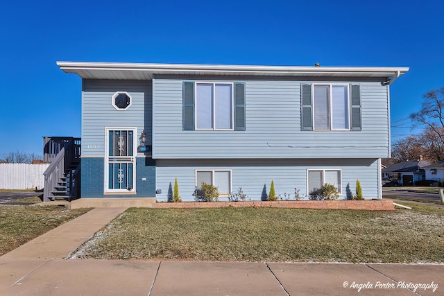 split foyer home featuring a front yard