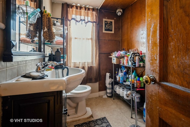 bathroom with vanity, toilet, and backsplash