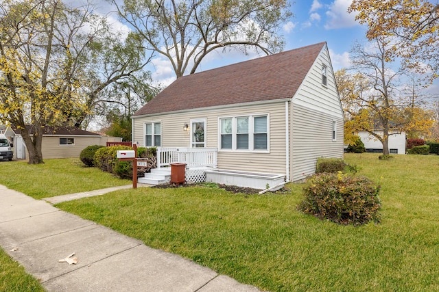 view of front of property featuring a front lawn