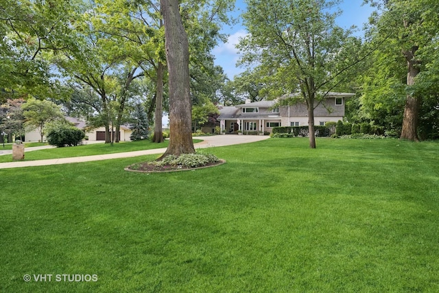 view of front of property featuring a front yard