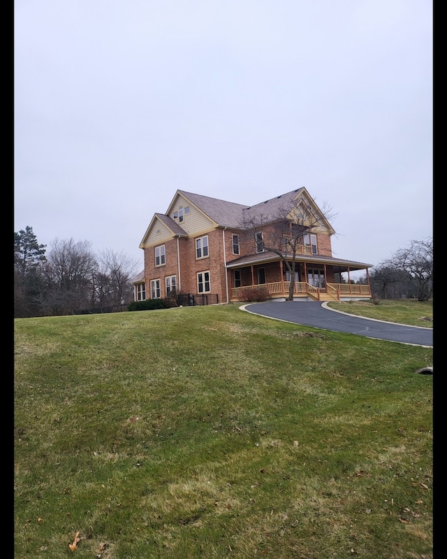 view of front of property featuring a front lawn