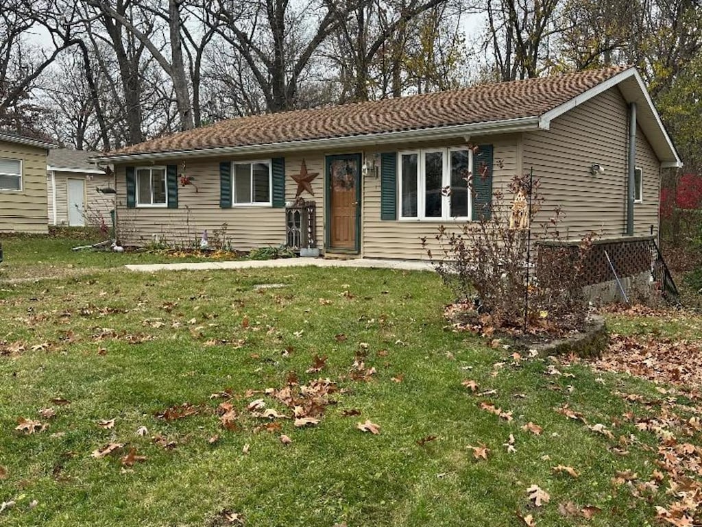 ranch-style home featuring a front lawn