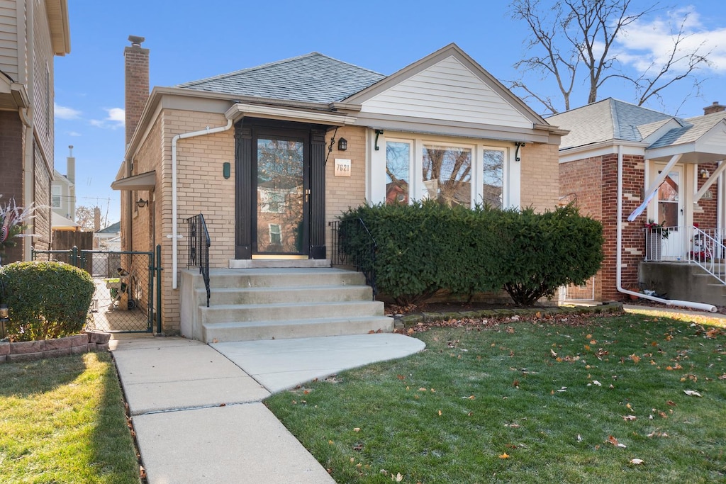 view of front facade featuring a front yard