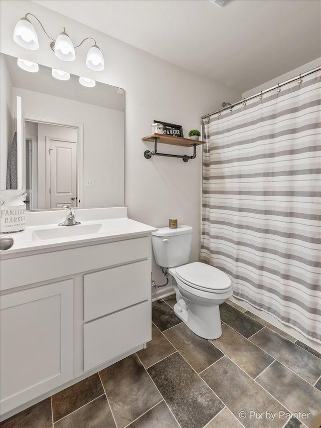 bathroom with a shower with curtain, vanity, and toilet