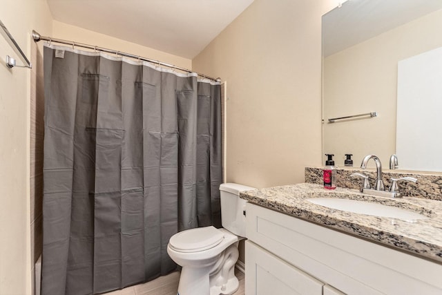 bathroom featuring a shower with shower curtain, vanity, and toilet