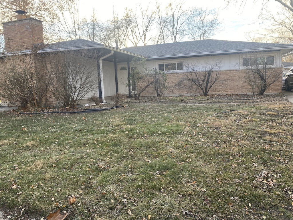 view of front of house with a front lawn