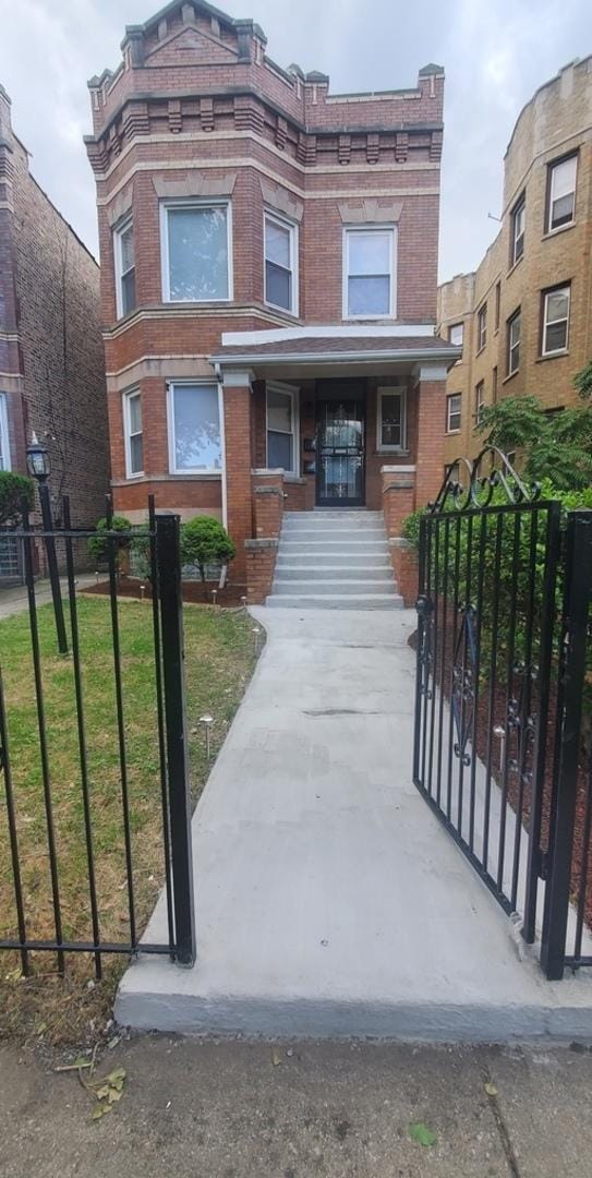 view of front of home featuring a front lawn