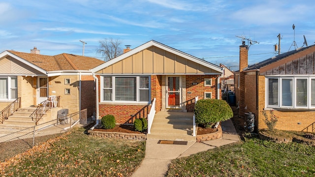 view of front of house with a front lawn