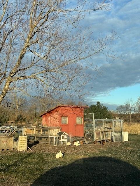 view of yard featuring an outdoor structure