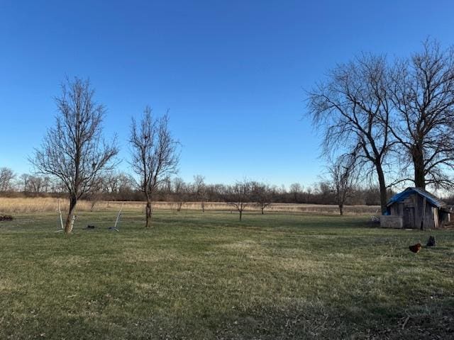 view of yard featuring a rural view