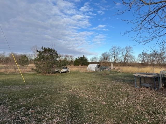 view of yard featuring a rural view