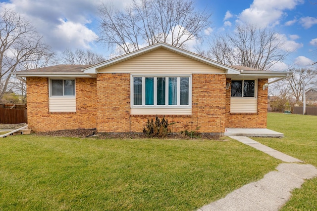 view of front of home featuring a front lawn