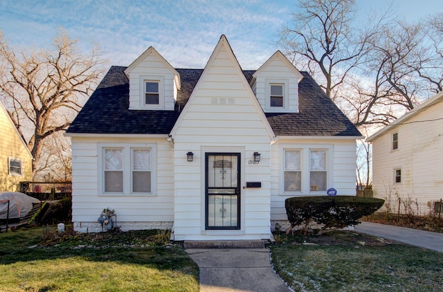 view of front of property with a front yard