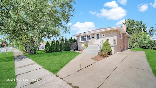 view of front of house featuring a front lawn