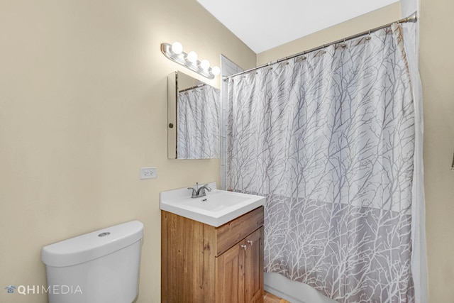 bathroom with a shower with curtain, vanity, and toilet