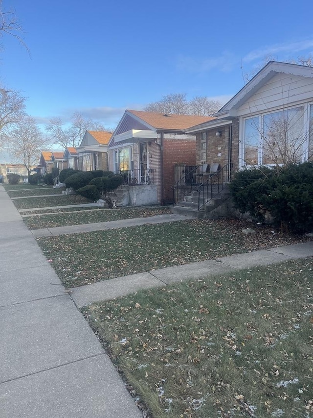 view of front of property with a front yard