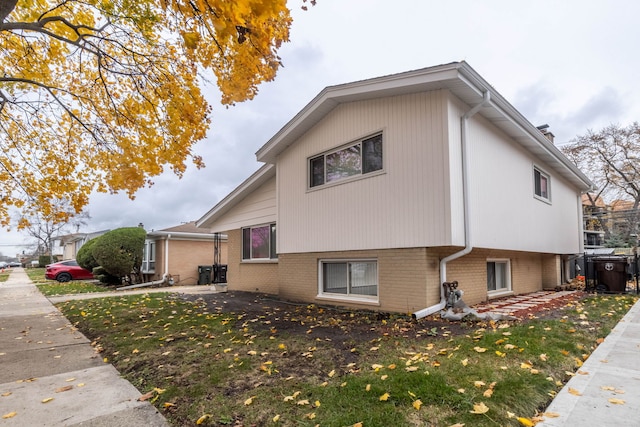 view of side of property featuring a lawn