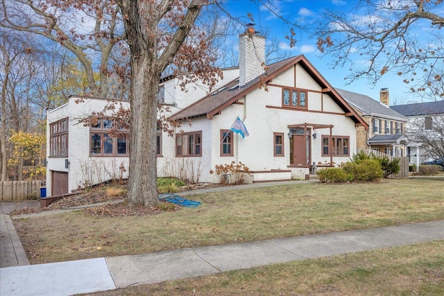 view of front of property featuring a front lawn