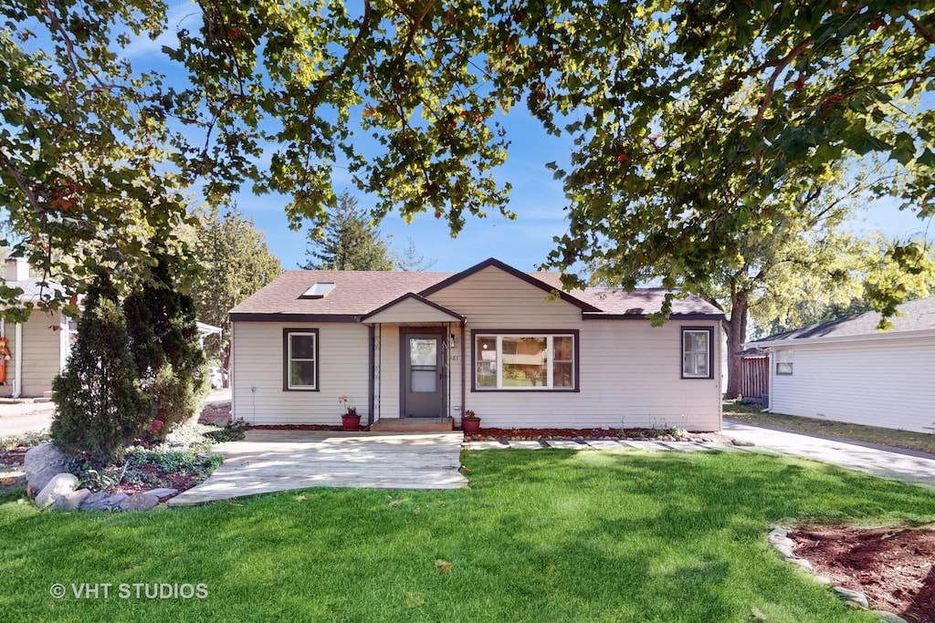 view of front of home with a front yard