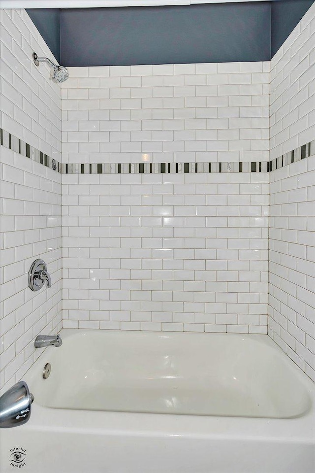 bathroom featuring tiled shower / bath