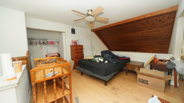 bedroom featuring a closet, light hardwood / wood-style floors, and ceiling fan