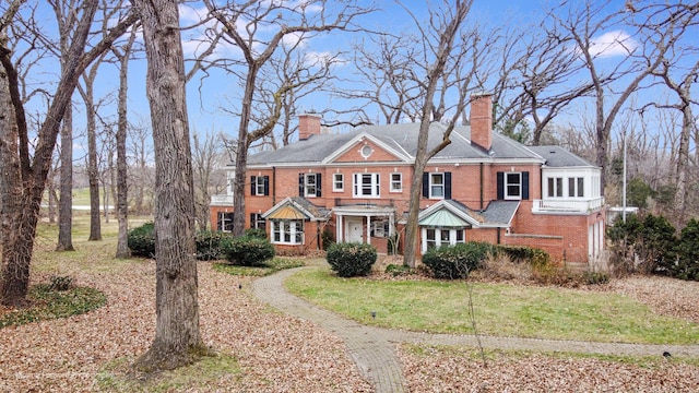 view of front of house featuring a front lawn