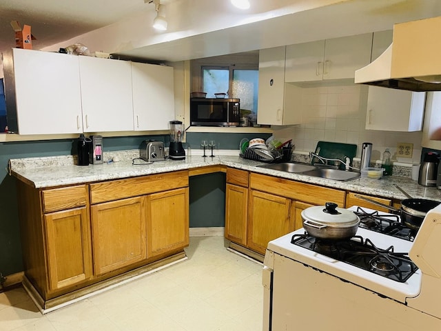 kitchen featuring decorative backsplash, extractor fan, white range with gas cooktop, and sink